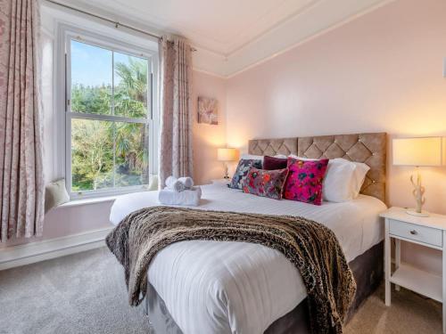 BerrynarborにあるExmoor at Your Door Walks Wine & WOW Views Hereのベッド2台と窓のある寝室