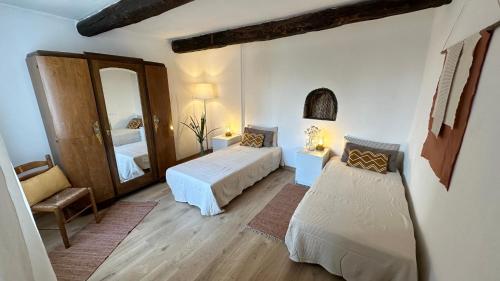 une chambre avec deux lits et un miroir dans l'établissement Domaine de La Blache, à Saint-Jurs