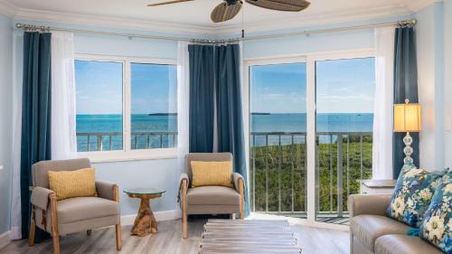 塔维涅Ocean View Treehouse Double King Suite 3403的可以看到海景的客厅
