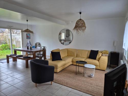 un salon avec un canapé et une table dans l'établissement Chez Romane, à Erquy