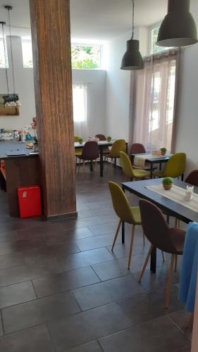 una sala da pranzo con tavoli e sedie gialle di Sunshine Byala 2 a Byala