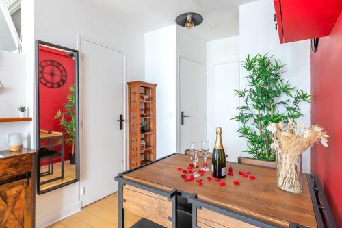 une salle à manger avec une table et des verres à vin dans l'établissement Cinéma Love Paris, à Paris