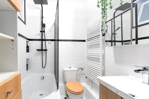 une salle de bain avec une douche, des toilettes et un lavabo dans l'établissement Cinéma Love Paris, à Paris