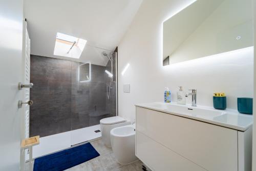 Un baño blanco con lavabo e inodoro. en L'Angoletto di Cuneo, en Cuneo