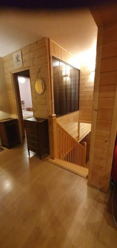 une chambre avec un escalier dans une maison en bois dans l'établissement Appartement spacieux à Séez 130 m², proche des montagnes, à Séez