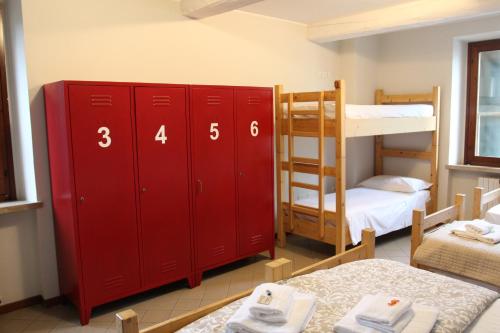 a room with red lockers and a bunk bed at Cascina La Goliarda in Curtatone
