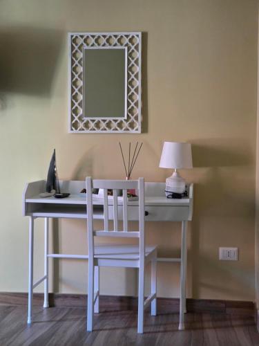 a white desk with a chair and a mirror at Casa Fraeli in Pozzuoli