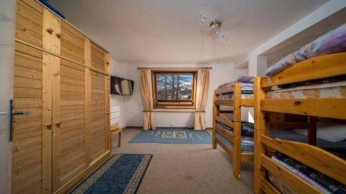 une chambre avec deux lits superposés et une fenêtre dans l'établissement Les Etoiles D N60 - 3P8, à Allos