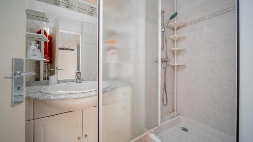 une salle de bain avec douche et lavabo dans l'établissement Les Etoiles D N60 - 3P8, à Allos