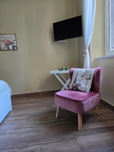 a purple chair with a pillow in a room at Casa Fraeli in Pozzuoli