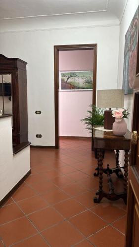 a hallway with a door and a table and a table sidx sidx sidx at Residenza Brancondi in Loreto