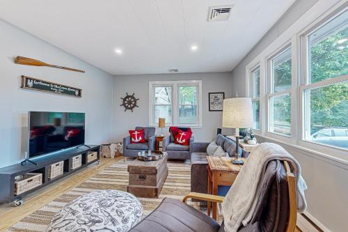a living room with a couch and a tv at Naples Hideaway Retreat in Naples