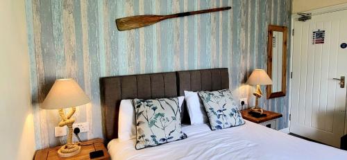 Ένα ή περισσότερα κρεβάτια σε δωμάτιο στο Ensuite Bed And Breakfast Rooms At The Ring Pub