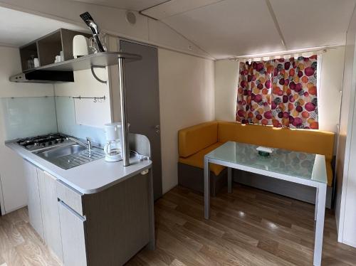 Kuchyň nebo kuchyňský kout v ubytování Camping La Pointe du Médoc