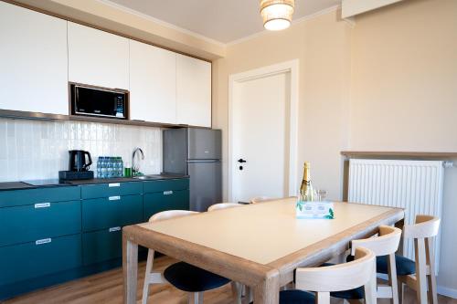 a kitchen with a table and chairs in a room at Suntago Village - Oficjalny nocleg Suntago in Mszczonów