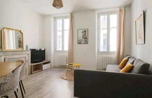 un salon avec un canapé et une télévision dans l'établissement Charming T2 - heart city center, à Marseille