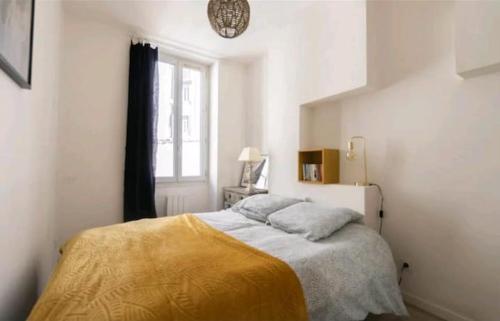 une chambre blanche avec un lit et une fenêtre dans l'établissement Charming T2 - heart city center, à Marseille