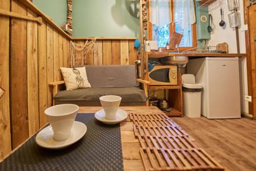 un salon avec une table et un canapé dans l'établissement La Cabine du Capitaine - Escale iodé & plage à 100m, à Toulon