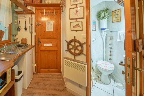 une salle de bain avec douche et toilettes dans l'établissement La Cabine du Capitaine - Escale iodé & plage à 100m, à Toulon
