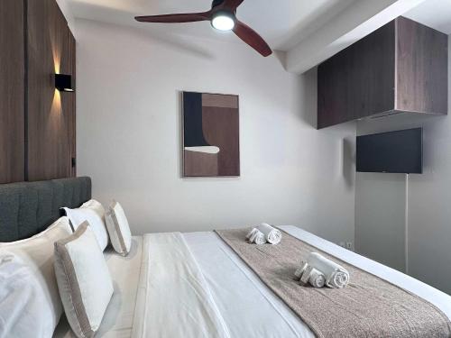 une chambre avec un lit avec un ventilateur de plafond dans l'établissement Porte de Versailles - Studio pour 2, à Paris