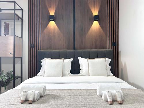 une chambre avec un grand lit avec deux serviettes dessus dans l'établissement Porte de Versailles - Studio pour 2, à Paris