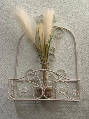 a vase with feathers in it hanging on a wall at Ferienhaus Löwenherz in Pommern