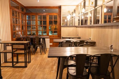 a restaurant with wooden tables and chairs and wooden floors at Hotel SNÖ Mont Romies in Salardú
