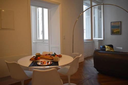 une pièce avec une table avec une assiette de nourriture dessus dans l'établissement L'Opaline, à Carcassonne