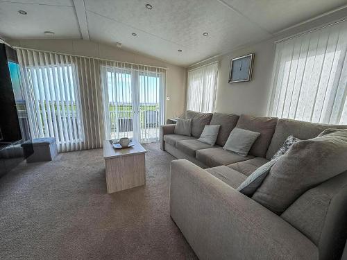 Χώρος καθιστικού στο Beautiful Caravan Full Sea Views At Broadland Sands In Suffolk Ref 20095Bs