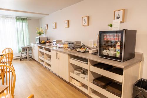 Η κουζίνα ή μικρή κουζίνα στο Hôtel Les Mouettes