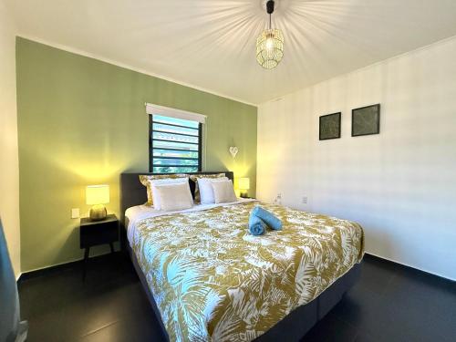 une chambre avec un lit avec une serviette bleue dessus dans l'établissement Tropical Stay at Puru Resort, à Willemstad