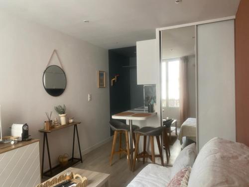 un salon avec un canapé et une table dans l'établissement Studio Blue Nimes - Centre Historique de Nimes, à Nîmes