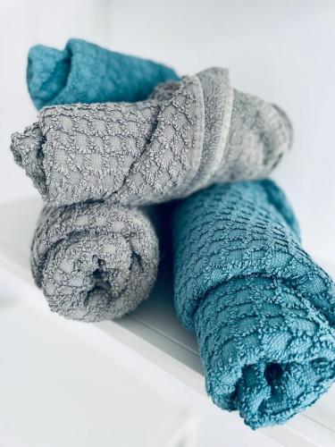 une pile de serviettes bleues et grises sur une table dans l'établissement Studio au bord du lac d'Eguzon, à Éguzon-Chantôme