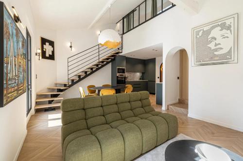 un salon avec un canapé et un escalier dans l'établissement REF 1993 - Cannes Center Renovated Apartment, à Cannes