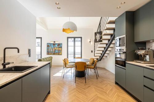 REF 1993 - Cannes Center Renovated Apartment