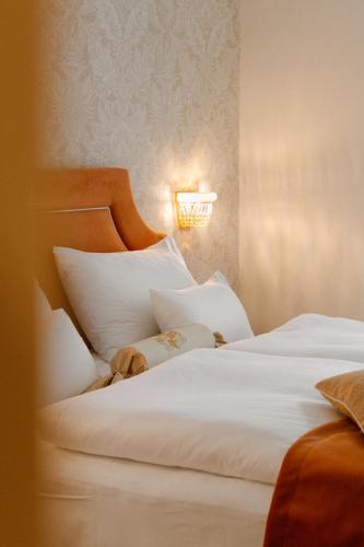 Un ou plusieurs lits dans un hébergement de l'établissement Hotel Stefanie - VIENNA'S OLDEST HOTEL