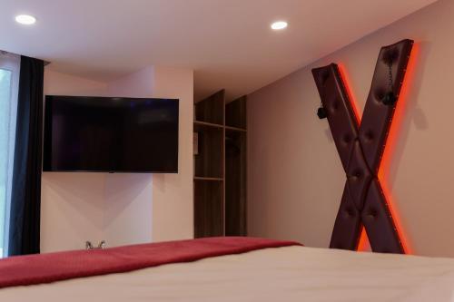 TV a/nebo společenská místnost v ubytování Loveroom de charme avec jacuzzi et sauna