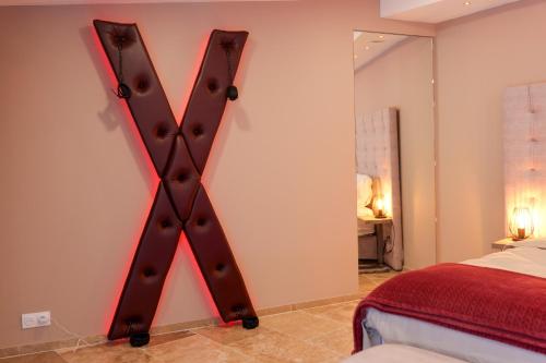 Postel nebo postele na pokoji v ubytování Loveroom de charme avec jacuzzi et sauna