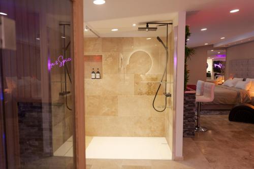 Koupelna v ubytování Loveroom de charme avec jacuzzi et sauna