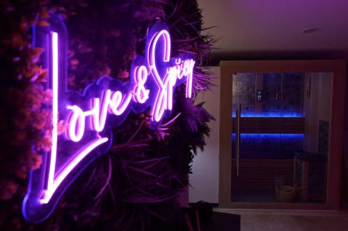 Fotografie z fotogalerie ubytování Loveroom de charme avec jacuzzi et sauna v destinaci La Penne-sur-Huveaune