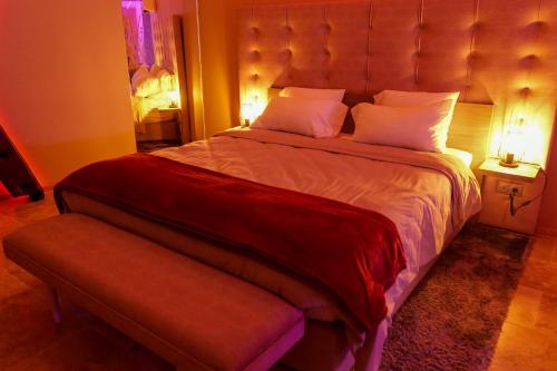 Postel nebo postele na pokoji v ubytování Loveroom de charme avec jacuzzi et sauna