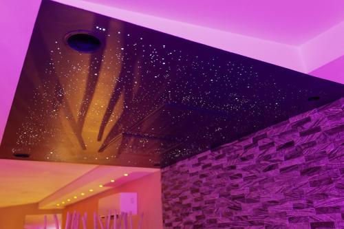 Fotografie z fotogalerie ubytování Loveroom de charme avec jacuzzi et sauna v destinaci La Penne-sur-Huveaune