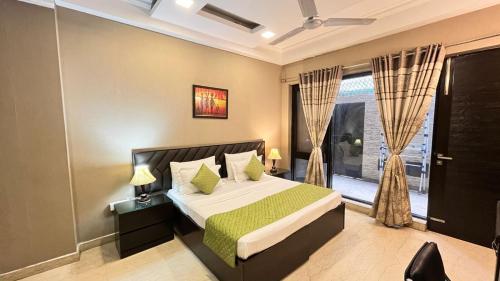 Postel nebo postele na pokoji v ubytování Abode Residency near USA Embassy Delhi Safdarjung Enclave New Delhi