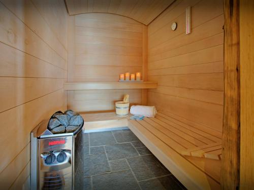 d'un sauna avec un banc et un poêle. dans l'établissement La Ferme du Gran Shan - OVO Network, à Les Villards-sur-Thônes