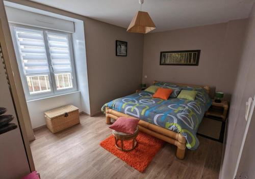 une chambre avec un lit et une fenêtre dans l'établissement GITE PAMPHILIENNE VUE MONT SAINT MICHEL et CAMPAGNE NORMANDE, à Courtils