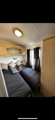 1 dormitorio con 2 camas en una habitación pequeña en 2 Bed Mobile Home Sea Views, Centre Field, en Warden