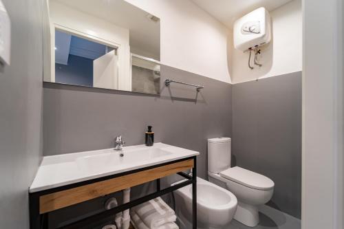 un baño con lavabo e inodoro en Little Dream, en Cuneo