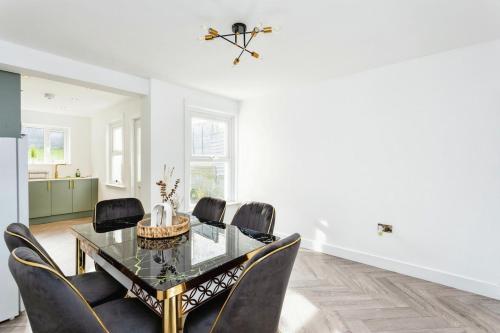 Posezení v ubytování Spacious Stylish House Sleeps 10 in Central Tonbridge