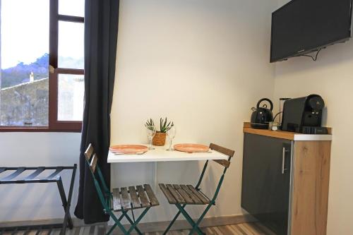 Dapur atau dapur kecil di Gîte climatisé "Baugallo Acampadis"