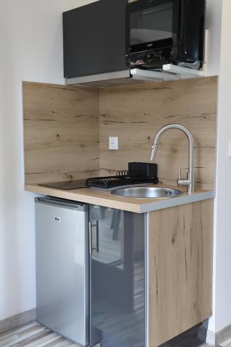 Dapur atau dapur kecil di Gîte climatisé "Baugallo Acampadis"